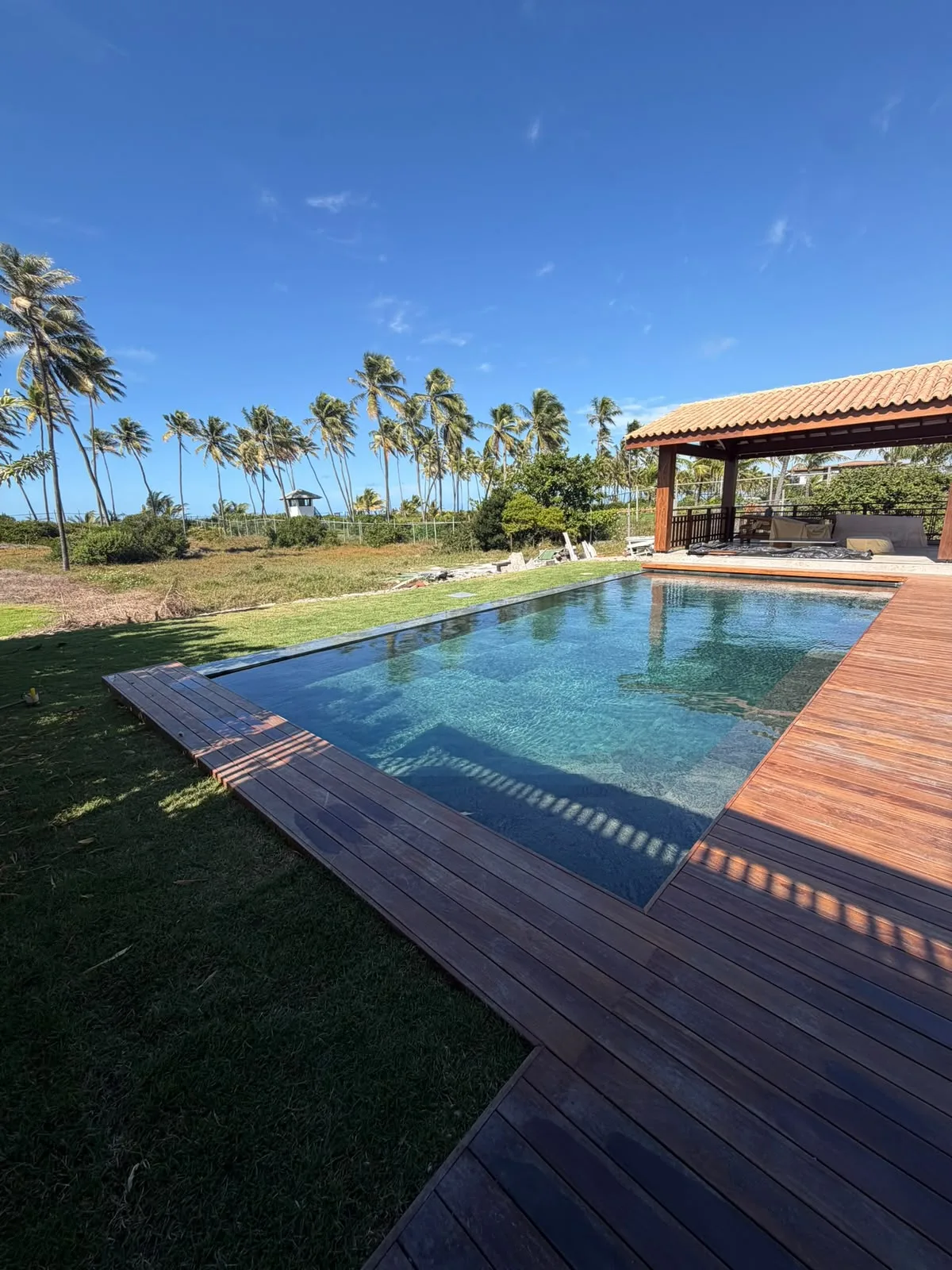 Piscina, jardim e pavilhão em madeira da Casa D’Ávila